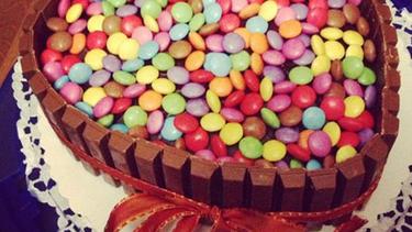 12 Kue Ulang Tahun Berhias Permen Warna Warni Cokelat Fimela Fimela Com