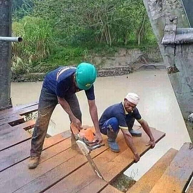 6 Momen Kocak Tukang Bangunan saat Bekerja Ini Bikin Tepuk Jidat