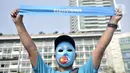 Warga mengenakan topeng bendera Turkestan Timur saat menggelar Aksi Save Uighur selama CFD, Jakarta, Minggu (22/12/2019). Aksi digelar sebagai bentuk peduli terhadap muslim Uighur di Xinjiang yang diduga terus mengalami tindakan kekerasan oleh pemerintah China. (merdeka.com/Iqbal S. Nugroho)
