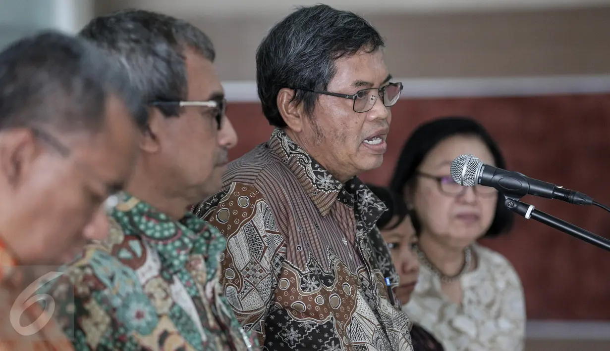 Pansel calon komisioner Ombudsman RI, Agus Dwiyanto memberikan keterangan di Gedung Sekretariat Negara, Jakarta, Rabu (16/9). 72 orang lolos tahap II dan akan mengikuti seleksi profil assegment pada 21 September mendatang. (Liputan6.com/Faizal Fanani)