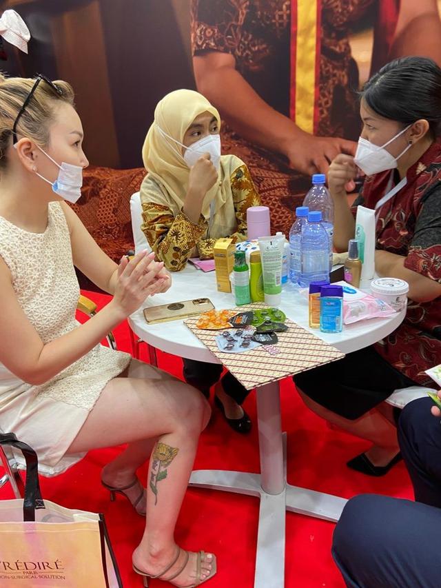KBRI Nur-Sultan berpartisipasi dalam pameran kosmetik “Central Asia Beauty Expo". (Dok: Kemlu RI)