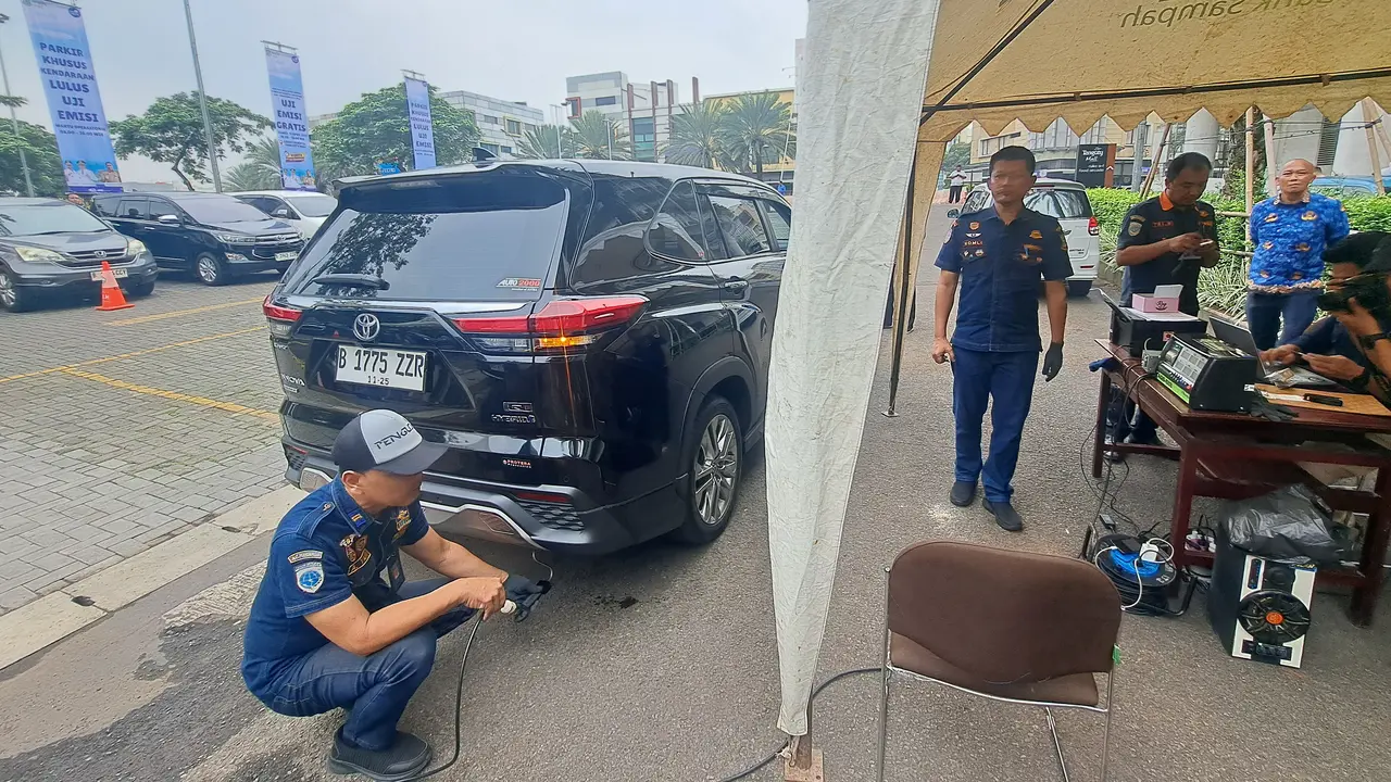 Puluhan kendaraan roda empat dan roda dua mengikuti uji emisi gratis yang digelar di area parkir Tangerang City Mall (Tangcity Mall) pada Kamis, (17/4/2025).
