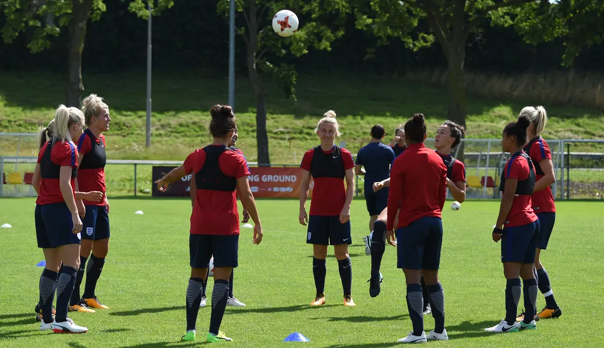 Suasana latihan timnas wanita Inggris selama turnamen sepak bola UEFA Women's Euro 2017 di Utrecht, Belanda (18/7). Timnas Inggris akan berhadapan dengan timnas Skotlandia pada Rabu 19 Juli 2017. (AFP Photo/Daniel Mihailescu)