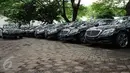 Deretan Mercedes Benz type E250 terparkir di Parkir Timur Senayan Jakarta, Selasa (1/3/2016). 35 unit Mercedes Benz dan 21 unit BMW seri 520d disiapkan sebagai kendaraan delegasi KTT Luar Biasa OKI, 6-7 Maret mendatang. (Liputan6.com/Helmi Fithriansyah)