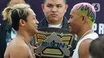 Petinju Paris Pernandes dan petinju Yunus Warmaer berpose usai melakukan timbang badan jelang ajang tinju bertajuk Byon Combat Showbiz Vol.2, di kawasan Senopati, Jakarta, Selasa (7/11/2023). (Liputan6.com/Herman Zakharia)