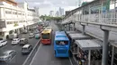 Bus Transjakarta menaikan penumpang di Halte Harmoni, Jakarta, Sabtu (7/1). PT Transportasi Jakarta (Transjakarta) akan menambah 2.000 unit bus tahun 2017 ini. (Liputan6.com/Yoppy Renato)