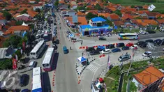 Suasana kendaran para pemudik di Brebes Timur, Jawa Tengah, Minggu (3/7). Petugas memberlakukan sistem contra flow untuk mengurai kepadatan arus mudik lebaran 2016. (Liputan6.com/Angga Yuniar) 