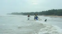 Mandi pagi di laut dipercaya warga pesisir Madura menyehatkan badan. (Liputan6.com/Mohamad Fahrul)
