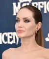 Angelina Jolie memang terkenal dengan suguhan akting yang luar biasa. Namanya pun sudah malang melintang di film Hollywood. Tak hanya piawai dengan akting, Angelina punya kelebihan pada fisiknya yaitu mempunyai bibir seksi dan menggoda. (AFP/Bintang.com)