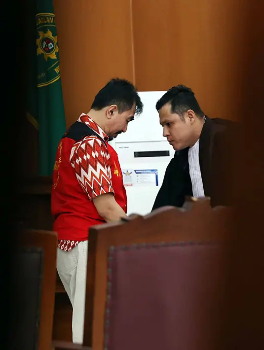 "Ini menurut saya merupakan hal yang sangat memalukan. Mestinya kalau mereka bisa mendakwakan, mereka punya bukti, kenapa ada proses penuntutan, mereka tak lakukan? Ini sudah keenam kalinya loh," ungkap Achmad Rifai usai sidang. (Nurwahyunan/Bintang.com)
