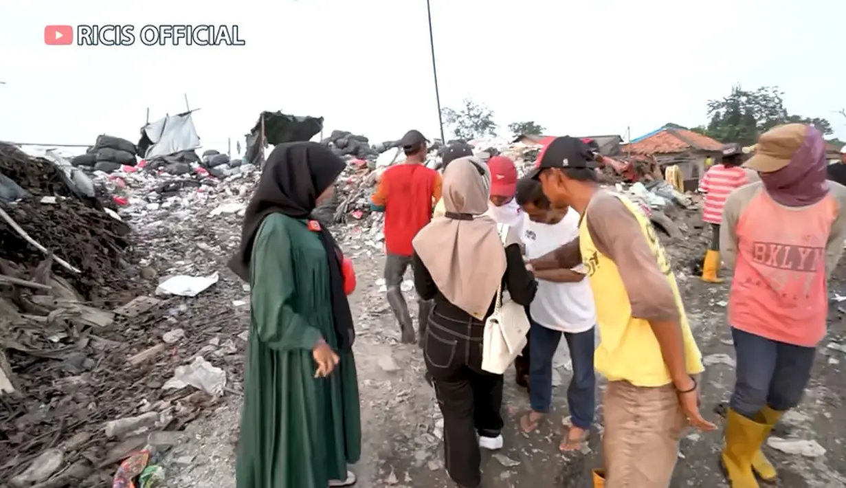 Setelah nasi bungkus habis, tim Ricis juga membagikan lauk pauk yang dibawa. Tampak beberapa orang mengantre untuk mengambil lauk-pauk.  [Youtube/Ricis Official]