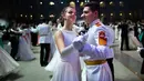 Siswa sekolah militer menari selama pesta tahunan Cadet Ball di Moskow, Rusia, Selasa (17/12/2019). Cadet Ball menghidupkan kembali kemegahan Kekaisaran Rusia. (AP Photo/Alexander Zemlianichenko)