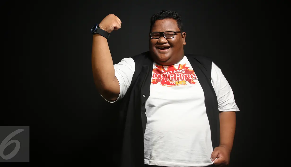 Finalis asal Makasar, Rama berpose saat sesi foto di SCTV Tower, Jakarta, Rabu (17/5). Selain itu pemenang juga berkesempatan untuk tampil pada acara Panggung Asik Telkomsel. (Liputan6.com/Fatkhur Rozaq)