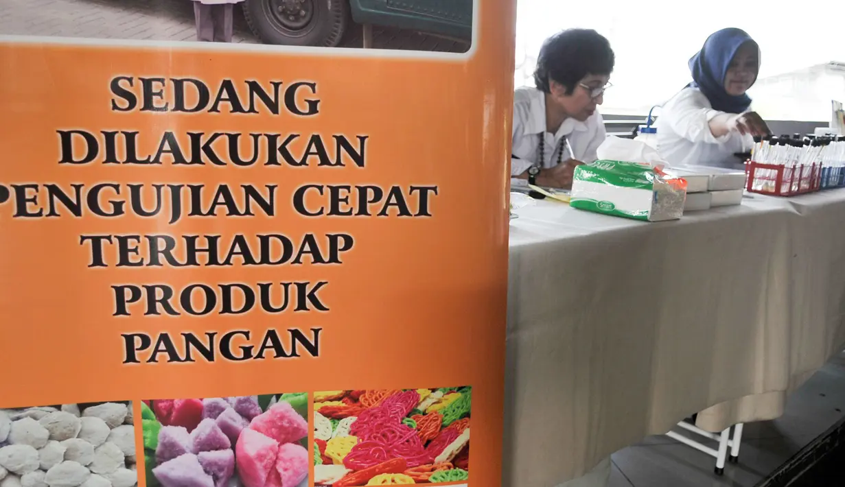 Petugas BPOM melakukan pengecekan makanan yang mengandung zat atau bahan berbahaya, Jakarta, Rabu (14/6). BPOM menguji makanan di pasar swalayan untuk mengantisipasi adanya makanan yang mengandung bahan kimia berbahaya. (Liputan6.com/Yoppy Renato)