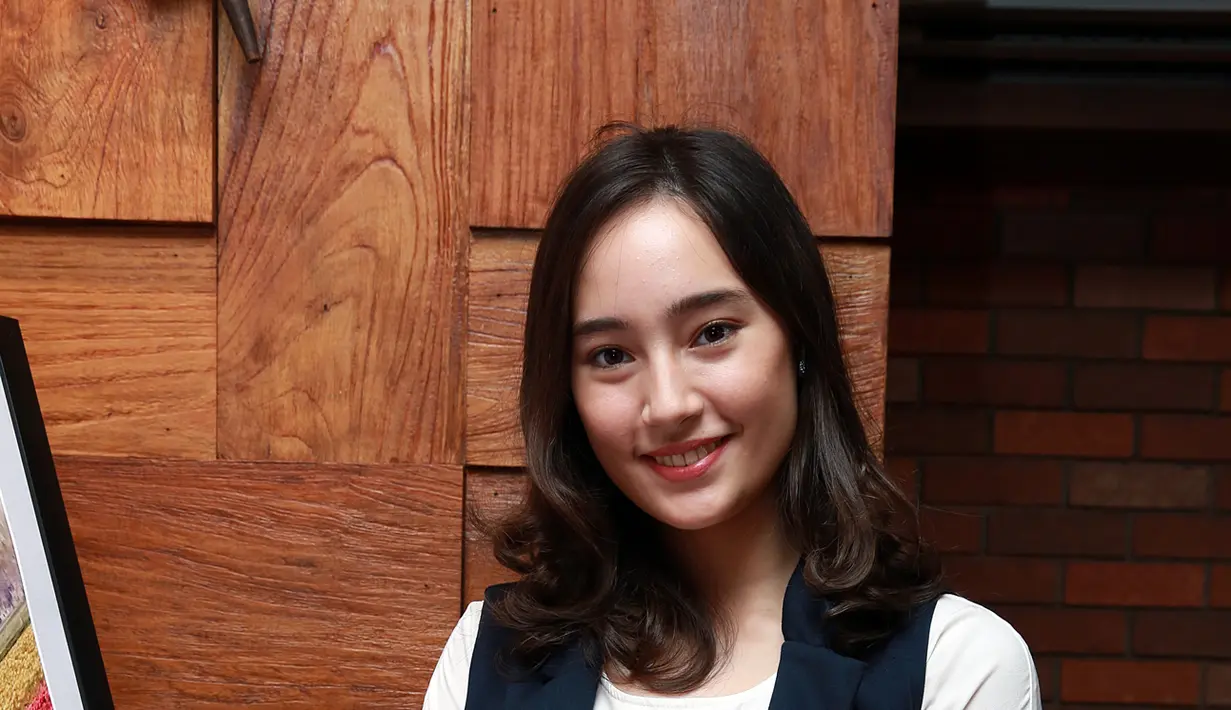 Syuting di negeri yang memiliki iklim cuaca berbeda dari Indonesia menjadi tantangan bagi Tatjana Saphira dan kru yang lain. Seperti udara dingin yang melanda, para pemain pun harus tahan fisik dengan kondisi cuaca yang ada. (Deki Prayoga/Bintang.com)