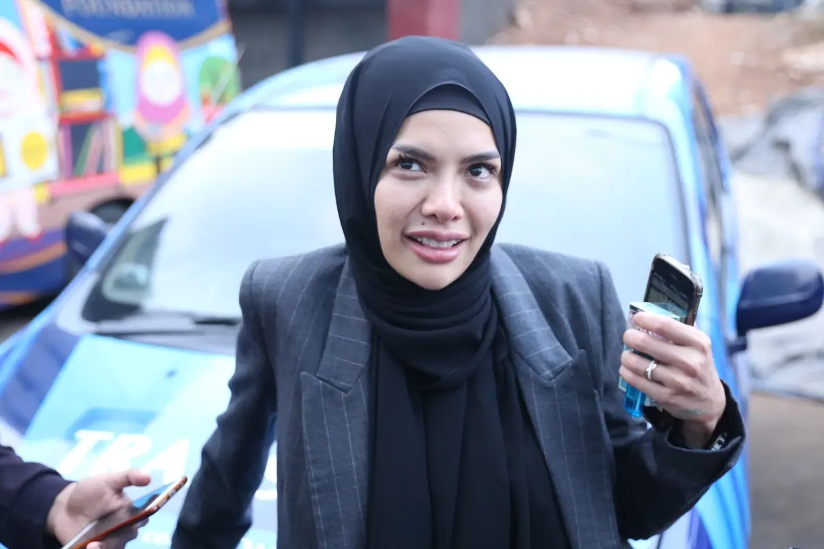 [Bintang] Nikita Mirzani Berhijab