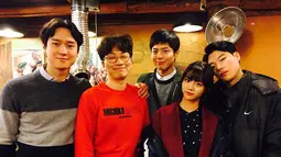 Bintang drakor Reply 1988, termasuk Hyeri dan Ryu Jun Yeol. (Foto: Instagram Hyeri via Soompi)