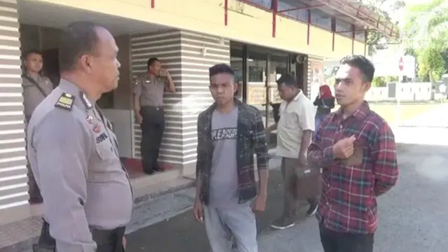 Seorang kepala desa dilaporkan ke polisi setelah diduga sodomi seorang bocah dengan iming-iming uang.