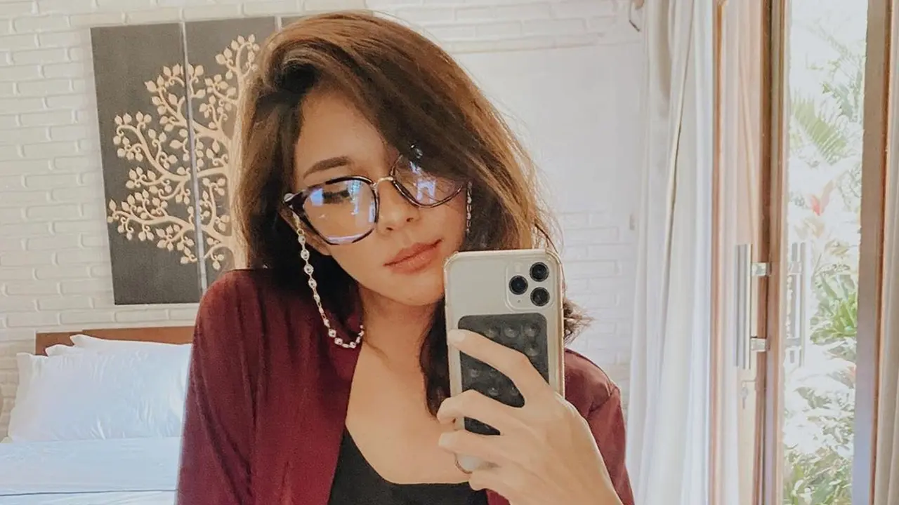 FOTO: Gaya Nana Mirdad saat Mirror Selfie, Tampil Memesona