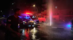 Serangan rudal Iran kali ini memicu ledakan besar yang mengguncang kota dan kebakaran pada bangunan serta kendaraan di jalanan Tel Aviv. Tampak dalam foto, air memercik dari pipa air yang rusak di lokasi sekitar serangan rudal Iran di Tel Aviv, Israel, Sabtu 28 Maret 2026 pagi waktu setempat. (AP Photo/Maya Levin)
