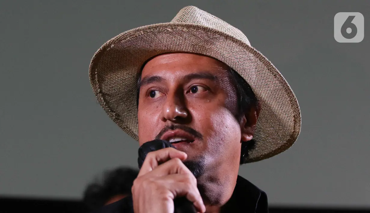 Pemain Film Pengabdi Setan 2: Communion Bront Palarae saat konferensi pers di Jakarta, Selasa (2/8/2022). Film Pengabdi Setan 2: Communion segera tayang di bioskop di Indonesia pada 4 Agustus mendatang. Cerita yang masih disutradarai oleh Joko Anwar itu masih menggaet sejumlah pemeran lamanya, seperti Tara Basro, Endy Arfian, Nasar Annuz, dan Bront Palarae serta Ayu Laksmi. (Liputan6.com/Herman Zakharia)