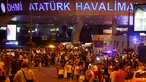Para pengunjung berjalan keluar meninggalkan Bandara Atarturk di Istanbul, Turki, pasca ledakan, Selasa (28/6). Sedikitnya 36 korban dan tiga pengebom bunuh diri tewas sementara ratusan lainnya terluka dalam serangan teror tersebut. (REUTERS/Osman Orsal)
