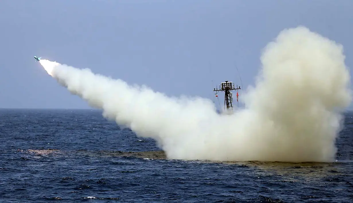 Rudal ditembakkan dari kapal perang saat latihan militer Iran di Teluk Oman, Kamis (18/6/2020). Laporan Tasnim News Agency menyebut rudal-rudal jelajah generasi baru yang diuji coba itu memiliki jangkauan 280 kilometer. (Iranian Army office/AFP)