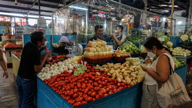 Tirai Plastik Tameng Penyebaran Covid-19 di Pasar Guatemala City
