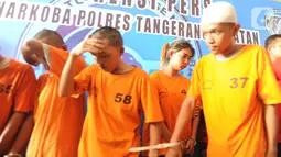 Tersangka WNA asal Thailand Chencira Aehitanon bersama empat lainnya dihadirkan saat rilis kasus penyelundupan sabu dalam kelamin di Mapolres Tangerang Selatan, Banten, Kamis (31/10/2019). Wanita 21 tahun tersebut bersama komplotannya ditangkap di Kamar 605 Hotel Jakarta. (merdeka.com/Arie Basuki)