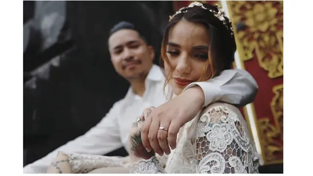 6 Potret Mesra Sheila Marcia dan Dimas Akira Usai Menikah, Tunjukan Senyum Bahagia