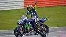 Valentino Rossi. Pembalap Italia berusia 43 tahun yang baru saja pensiun musim lalu ini juga terkenal lihai di trek basah. Ia pernah juara di kelas MotoGP di GP Suzuka 2002 saat balapan diwarnai hujan, termasuk di GP Inggris tahun 2015.(AFP/Glyn Kirk)