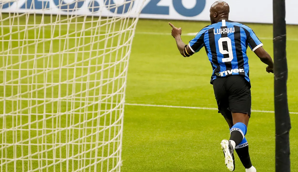Pamain Inter Milan Romelu Lukaku melakukan selebrasi usai mencetak gol ke gawang Sampdoria dalam pertandingan Serie A di Stadion San Siro, Milan, Italia, Minggu (21/6/2020). Inter Milan mengalahkan Sampdoria 2-1. (AP Photo/Antonio Calanni)