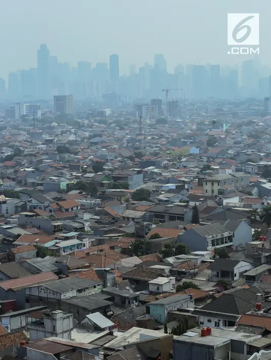 Pemandangan pemukiman penduduk dan gedung bertingkat di Jakarta, Senin (23/9/2019). Economist Intelligence Unit (EIU) merilis Global Liveability Report 2019 yang menempatkan Jakarta pada posisi ke-115 dari 140 kota layak huni di dunia. (Liputan6.com/Faizal Fanani)