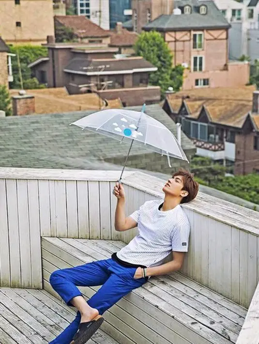 Selain itu, Min Ho memainkan 2 peran yang berbeda di serial drama ini. Di satu sisi ia berperan sebagai orang yang peduli namun ia juga berperan memperlihatkan sisi yang lainnya. (Instagram/leeminho_87)