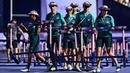 Sejumlah volunter sedang mempersiapkan lintasan cabang olahraga heptathlon 100m rintangan putri di Olimpiade Paris 2024 di Stade de France, Paris, Prancis pada 8 Agustus 2024. (AFP/Jewel Samad)