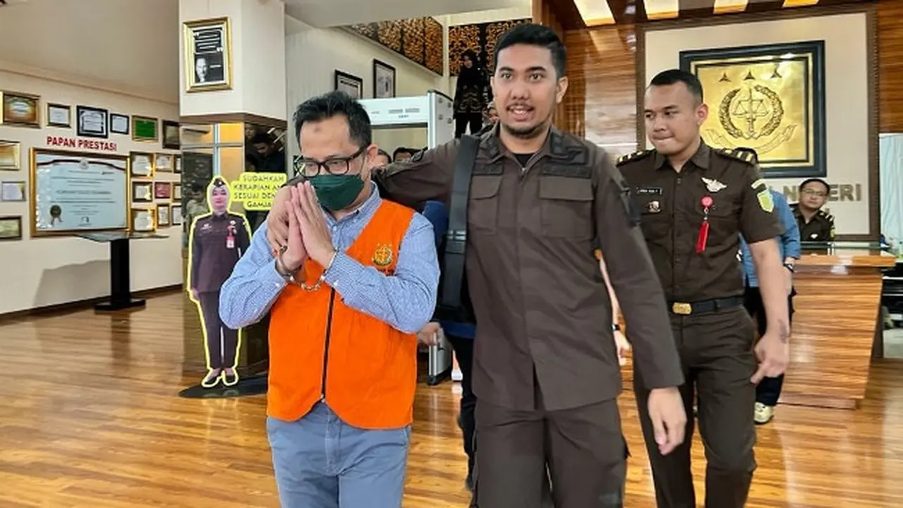 Tersangka pengadaan jaringan internet saat digiring oleh petugas di Kejari Pekanbaru.