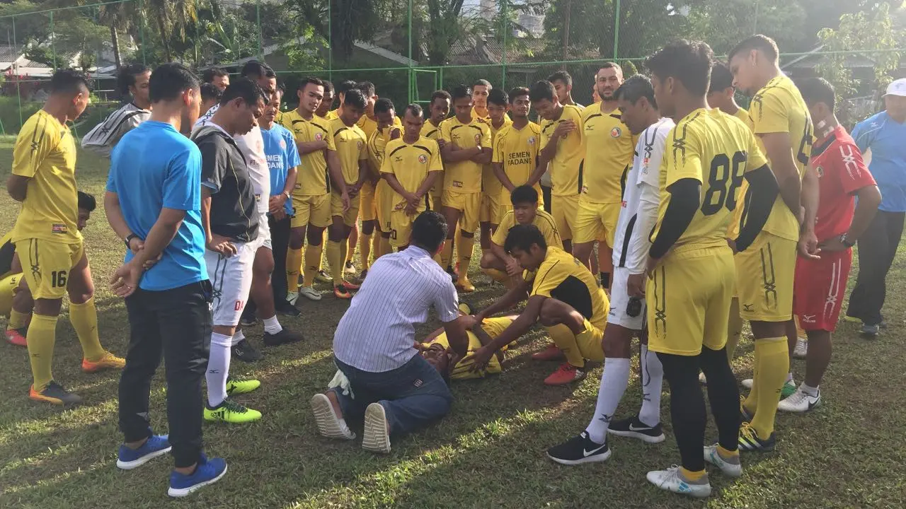 Para pemain Semen Padang mengikuti simulasi penanganan korban cedera untuk mengantisipasi terulangnya Choirul Huda