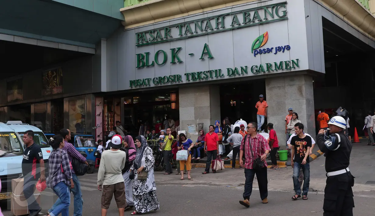 Sejumlah pembeli menyerbu Pasar Tanah Abang, Jakarta, Rabu (9/12). Libur pilkada dimanfaatkan warga untuk berbelanja pakaian di pasar tekstil terbesar di Asia Tenggara itu. (Liputan6.com/Angga Yuniar)