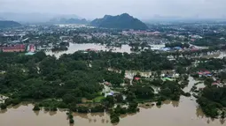 Lebih dari 27.000 orang dievakuasi ke puluhan tempat penampungan sementara. Tampak foto udara menunjukkan area permukiman yang terendam banjir di Kangar, negara bagian Perlis, Malaysia utara, pada Kamis 27 November 2025. (Mohd RASFAN/AFP)