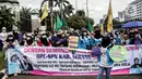 Sejumlah buruh perempuan memegang poster saat menggelar aksi di depan gedung DPR RI, Jakarta, Selasa (8/3/2022). Mereka menuntut dibatalkannya Omnibus Law UU Cipta Kerja dan mendesak agar RUU Tindak Pidana Kekerasan Seksual (TPKS) segera disahkan oleh DPR RI. (Liputan6.com/Johan Tallo)
