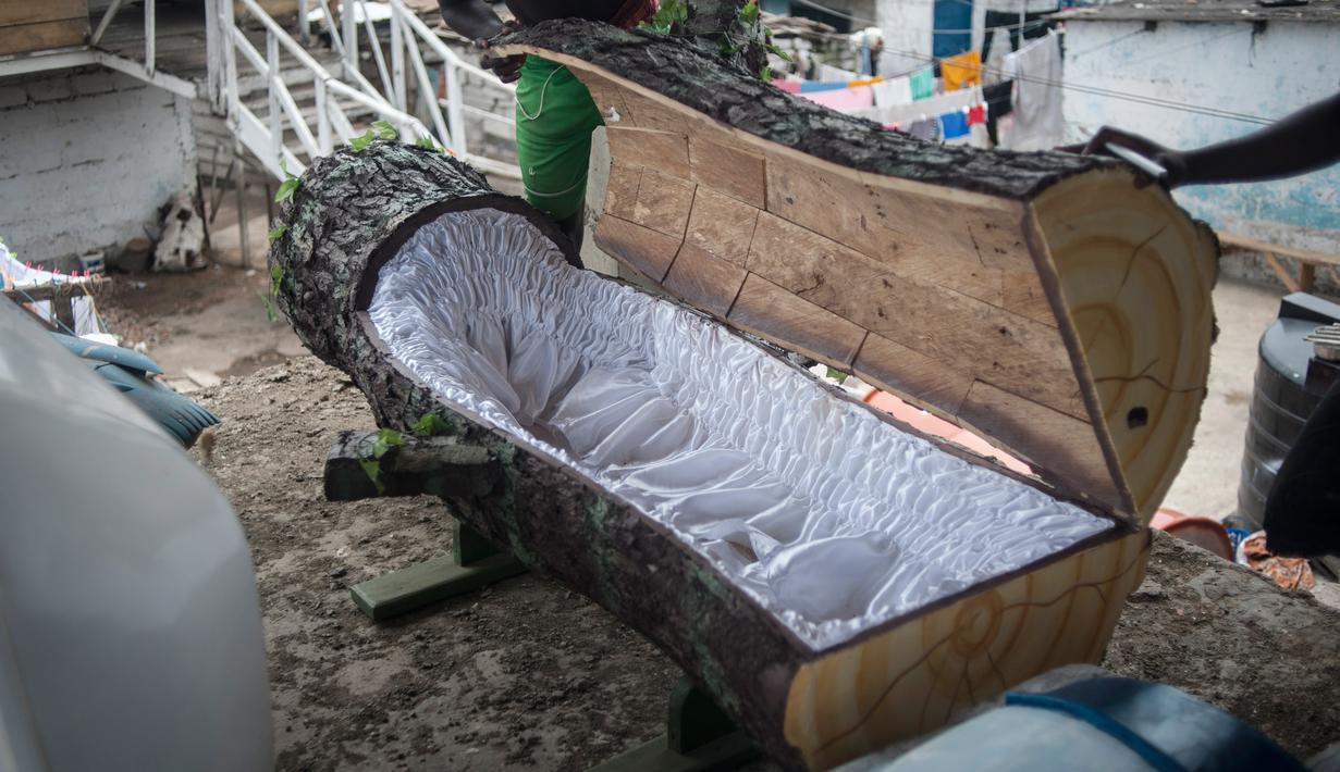 Peti mati berbentuk batang pohon yang dibuat Hello Design Works Coffin di Accra, Ghana (10/10). Sejak lama masyarakat kota Accra memesan peti mati dalam berbagai bentuk yang melambangkan kehidupan orang yang sudah meninggal. (AFP Photo/Stefan Heunis)