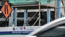 Para pekerja menyelesaikan pembongkaran Halte Transjakarta Bank Indonesia di Jalan MH Thamrin, Jakarta, Senin (18/1/2021). Halte tersebut dibongkar untuk kelanjutan proyek MRT Fase 2 CP201 rute Bundaran HI-Harmoni yang ditargetkan rampung pada Maret 2025. (merdeka.com/Iqbal S. Nugroho)