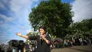 Istri aktivis HAM Munir, Suciwati melakukan orasi saat Aksi Kamisan ke-477 di depan Istana Negara, Jakarta, Kamis (19/1). Aksi Kamisan tersebut telah berlangsung selama 10 tahun sejak 18 Januari 2007. (Liputan6.com/ Immanuel Antonius)