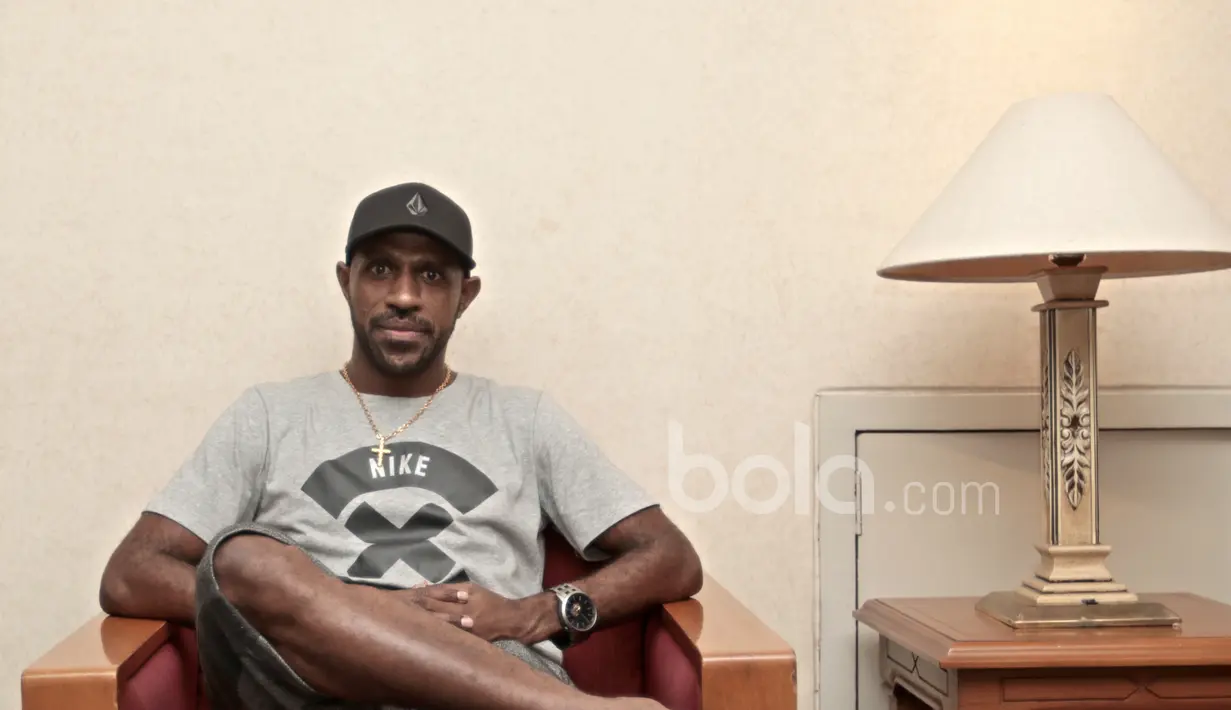 Sebagai kapten Timnas Indonesia pada Piala AFF 2016, Boaz Solossa belum memberikan keputusan apakah akan pensiun dari Timnas atau tetap bermain. (Bola.com/Nicklas Hanoatubun)