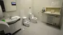 Kondisi toilet umum pertama yang dilengkapi Wi-fi, mesin ATM hingga tempat pengisian energi untuk ponsel dan mobil listrik di Beijing, Kamis (19/11). Toilet ini juga akan dibuka di pinggiran kota Beijing dan kota lainnya. (CHINA OUT AFP PHOTO)