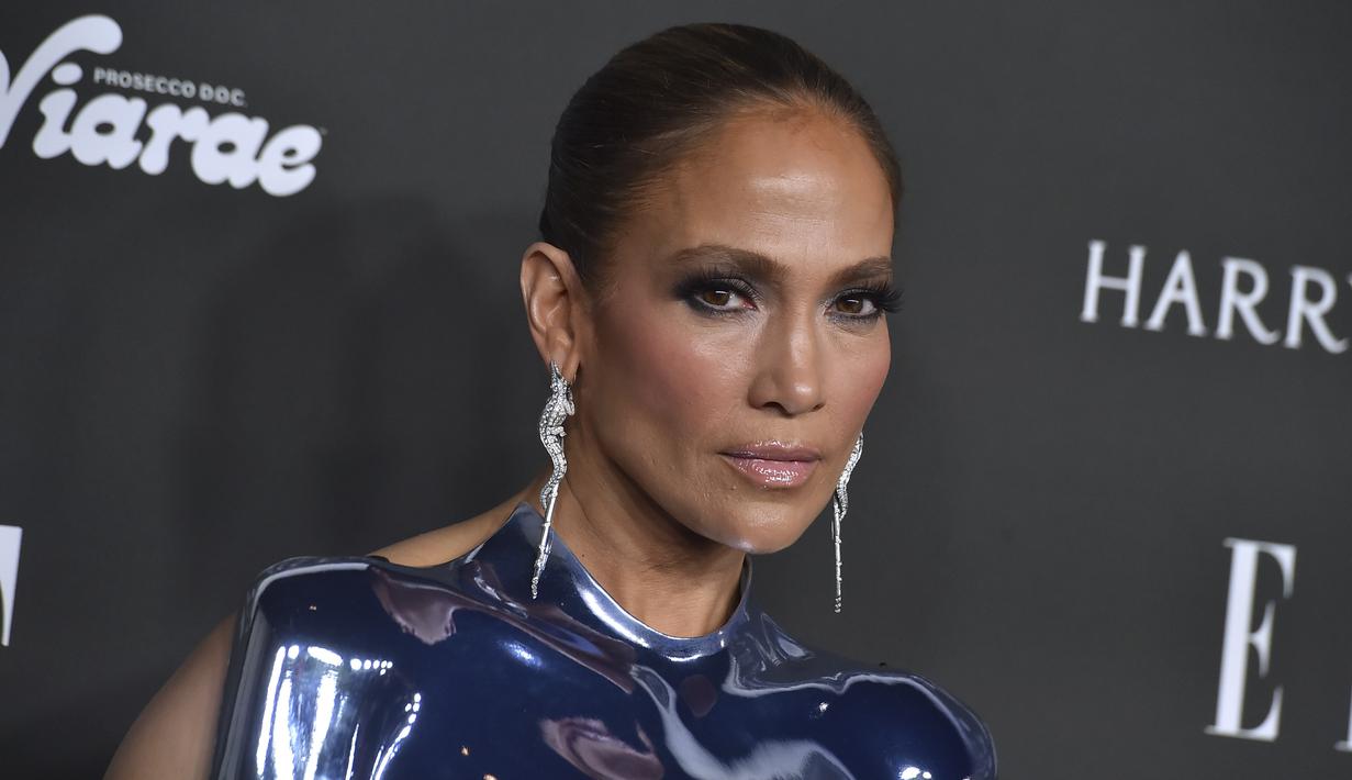 Aktris dan penyanyi Jennifer Lopez menghadiri perayaan ELLE Women in Hollywood di Los Angeles, Selasa (5/12/2023). (Photo by Jordan Strauss/Invision/AP)