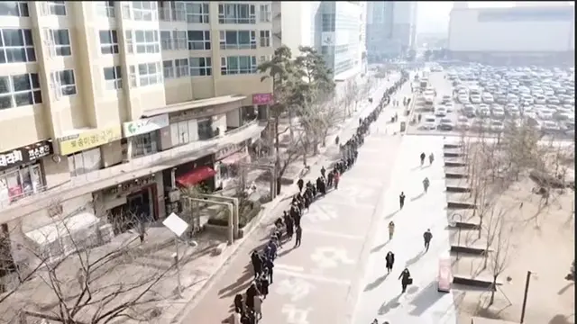 Waspada Corona, Ini 5 Potret Antrian Panjang Warga Daegu Saat Beli Masker