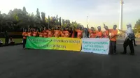 Sekitar 20 orang itu membentangkan spanduk berisi dukungan untuk Risma, agar maju pada Pilkda DKI 2017. (Liputan6.com/Ahmad Romadoni)