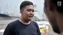 Salah satu keluarga korban memeberi keterangan kepada awak media di posko di Pelabuhan Tanjung Priok, Jakarta, Selasa (30/10). Mereka datang karena ingin melihat barang-barang milik kerabat yang ditemukan tim evakuasi. (Merdeka.com/Iqbal S. Nugroho)