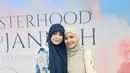 Meisya tampil feminin dengan effortless padukan dress full motif berikat pinggang dengan hijab pashmina [@meisya_siregar]